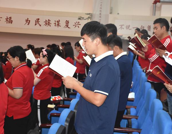 重庆街头现水景景观灯饰 灯影交错流光溢彩