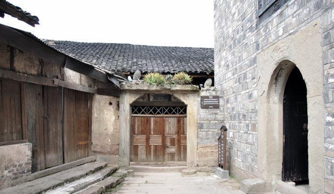 暴利预期下，网传郑州上千人排队办烟花爆竹许可证：需先缴600元